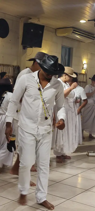 Dois médiuns de branco usando chapéu de boiadeiro.