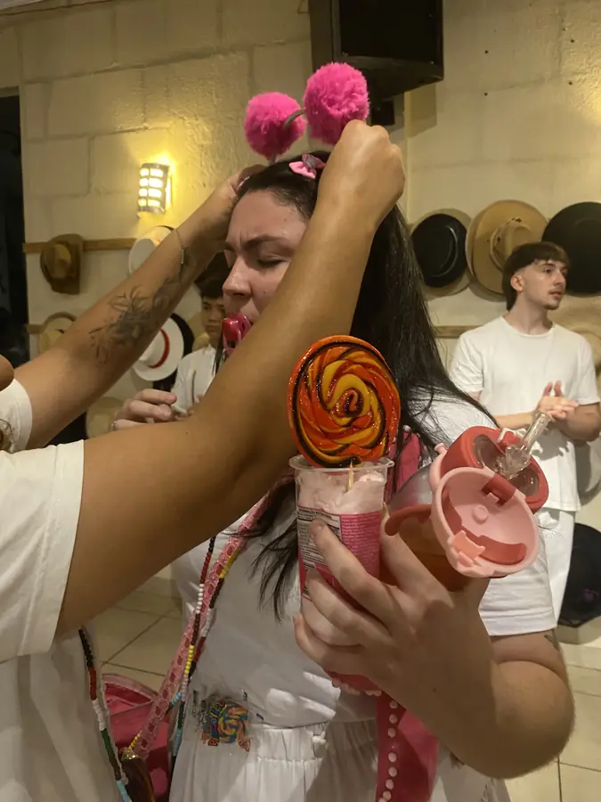 Momento descontraído com uma entidade infantil e doces coloridos.