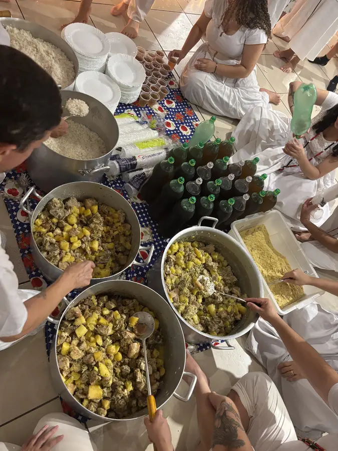 Preparação de comida em grandes panelas para a comunidade.