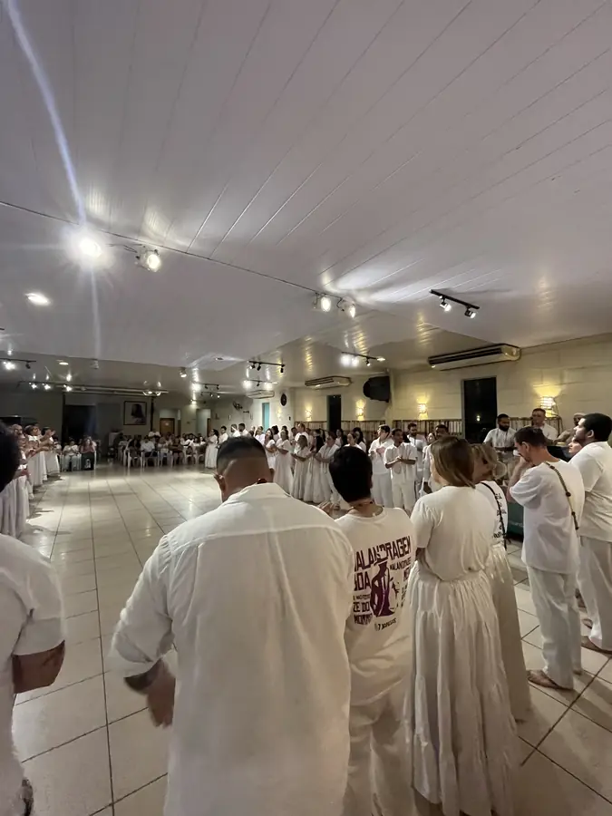Médiuns reunidos de branco durante a roda da gira.